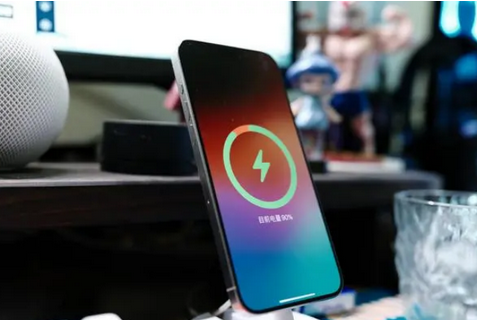 屏南苹果15换屏服务分享用什么充电器给iPhone15充电更好 